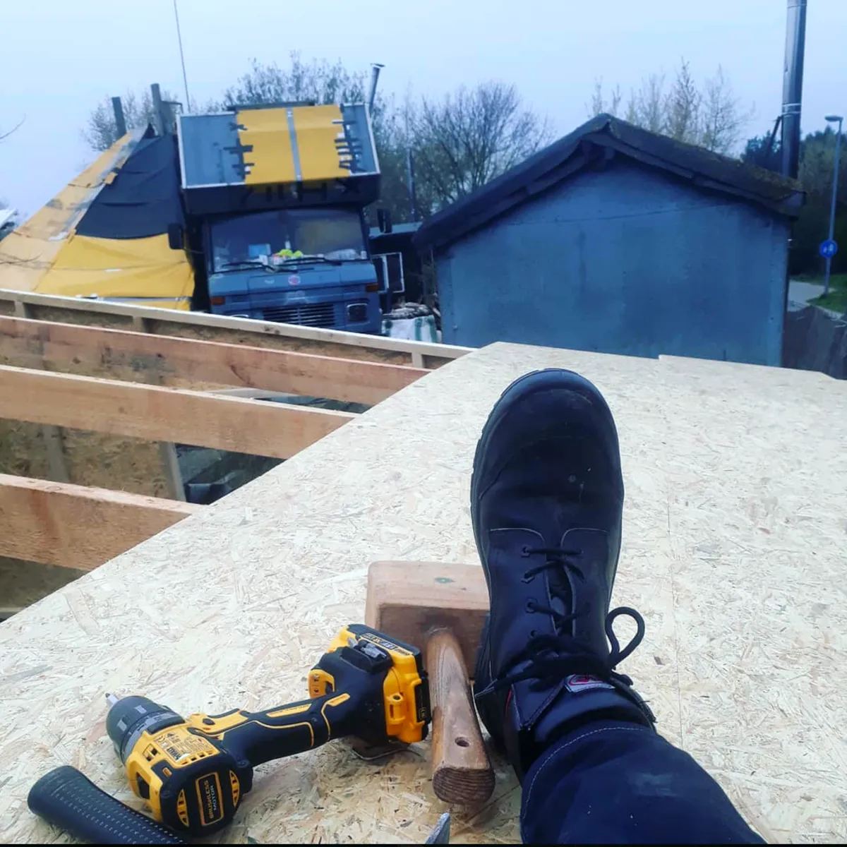 Dachaufbau mit Holzplatten und Akkuschrauber